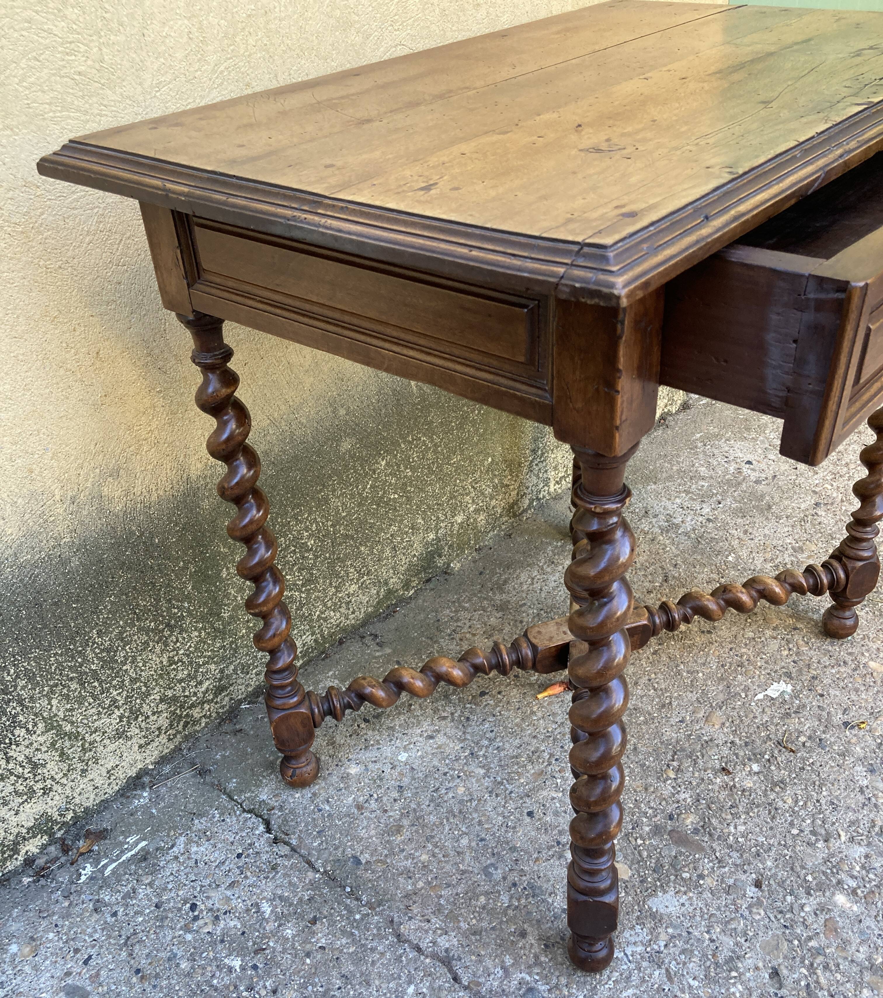 Bureau  entretoises et pieds torsadées - style Louis XIII