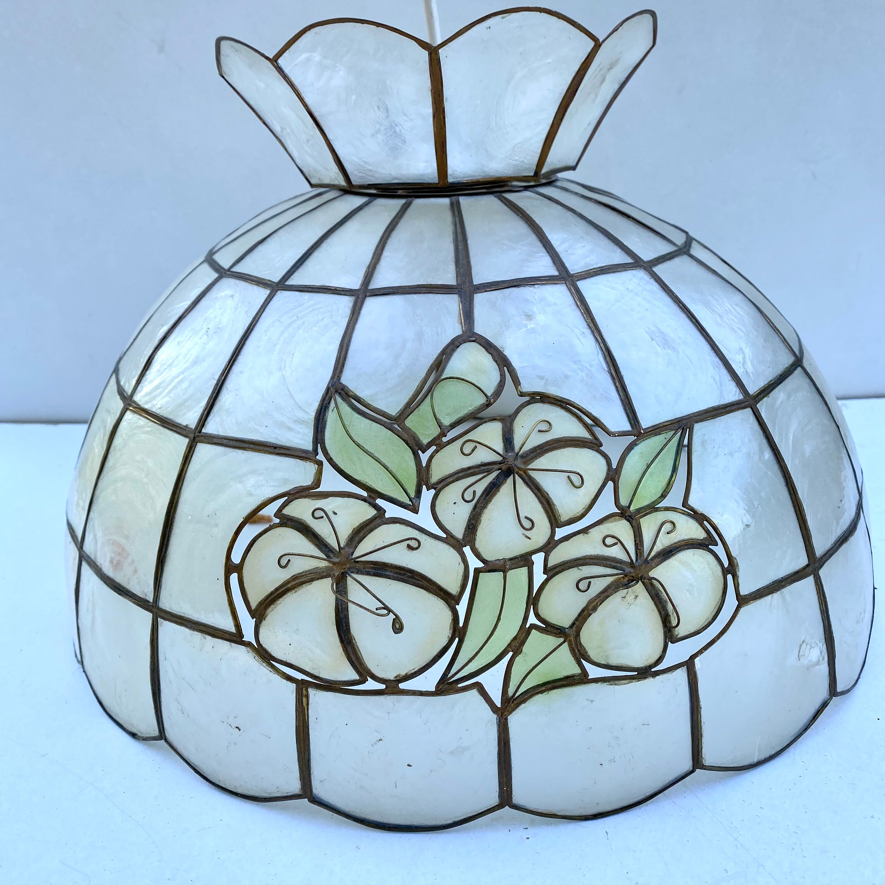 Mother-of-pearl and brass suspension