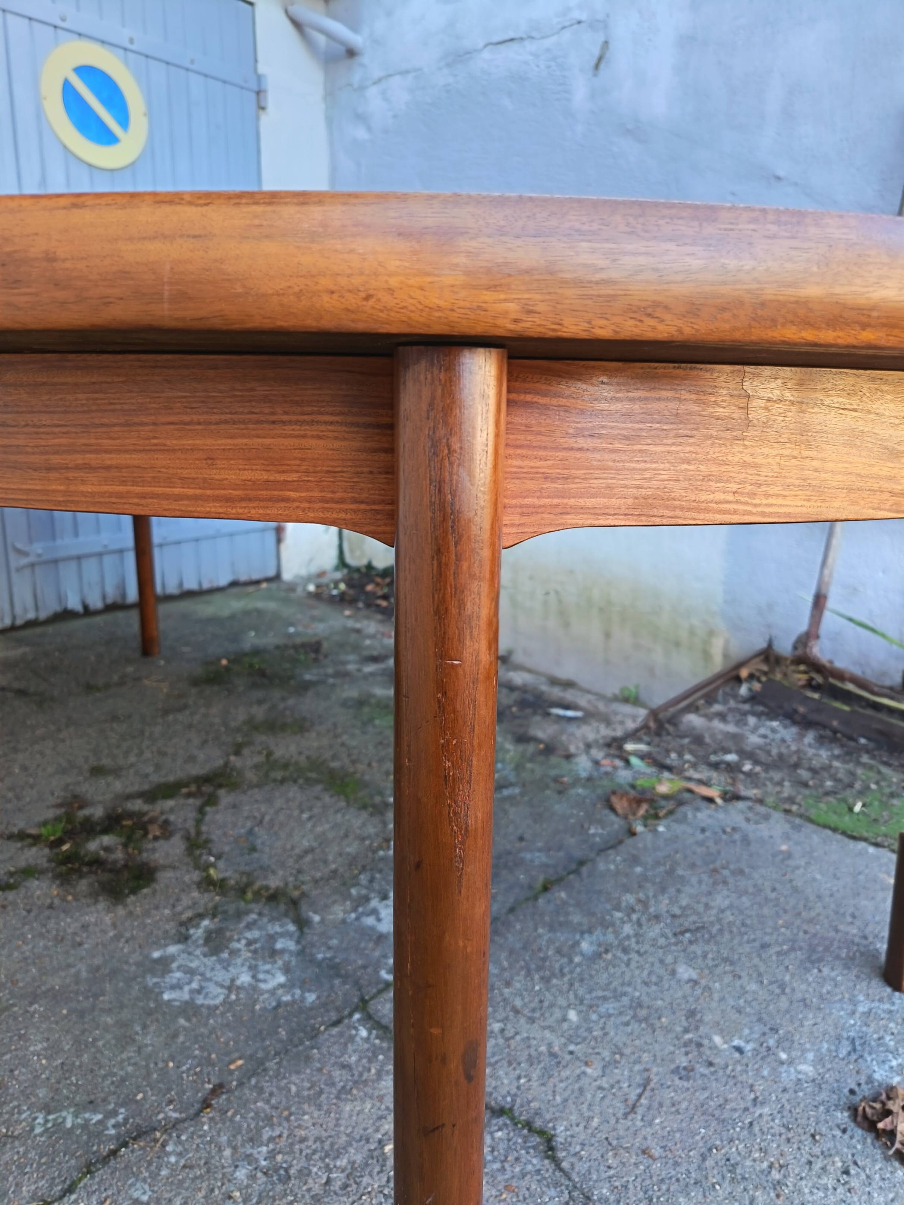 Henning Sorensen extendable dining table in rosewood from the 1960s.