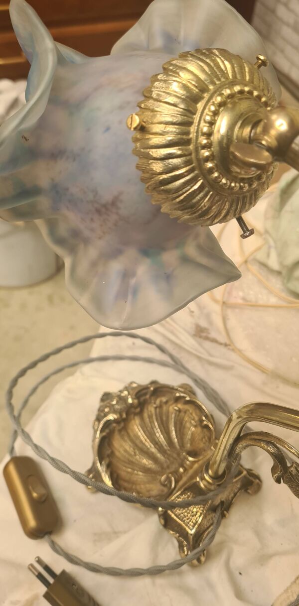 Lampe de table en bronze et tulipe signée Vianne, 1900