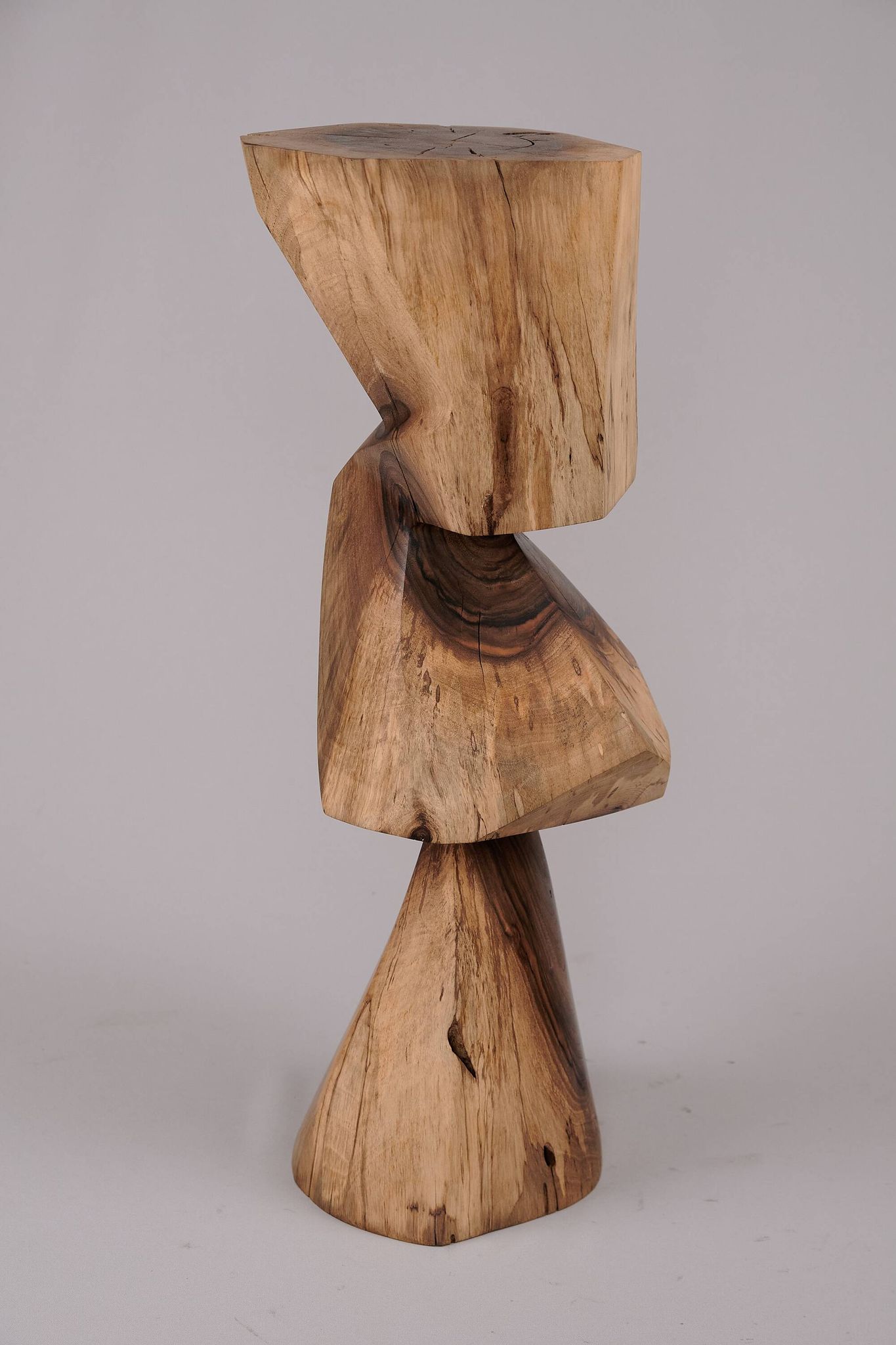 Table d’appoint sculpturale en bois massif, design contemporain original, logniture