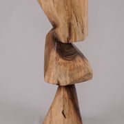 Table d’appoint sculpturale en bois massif, design contemporain original, logniture