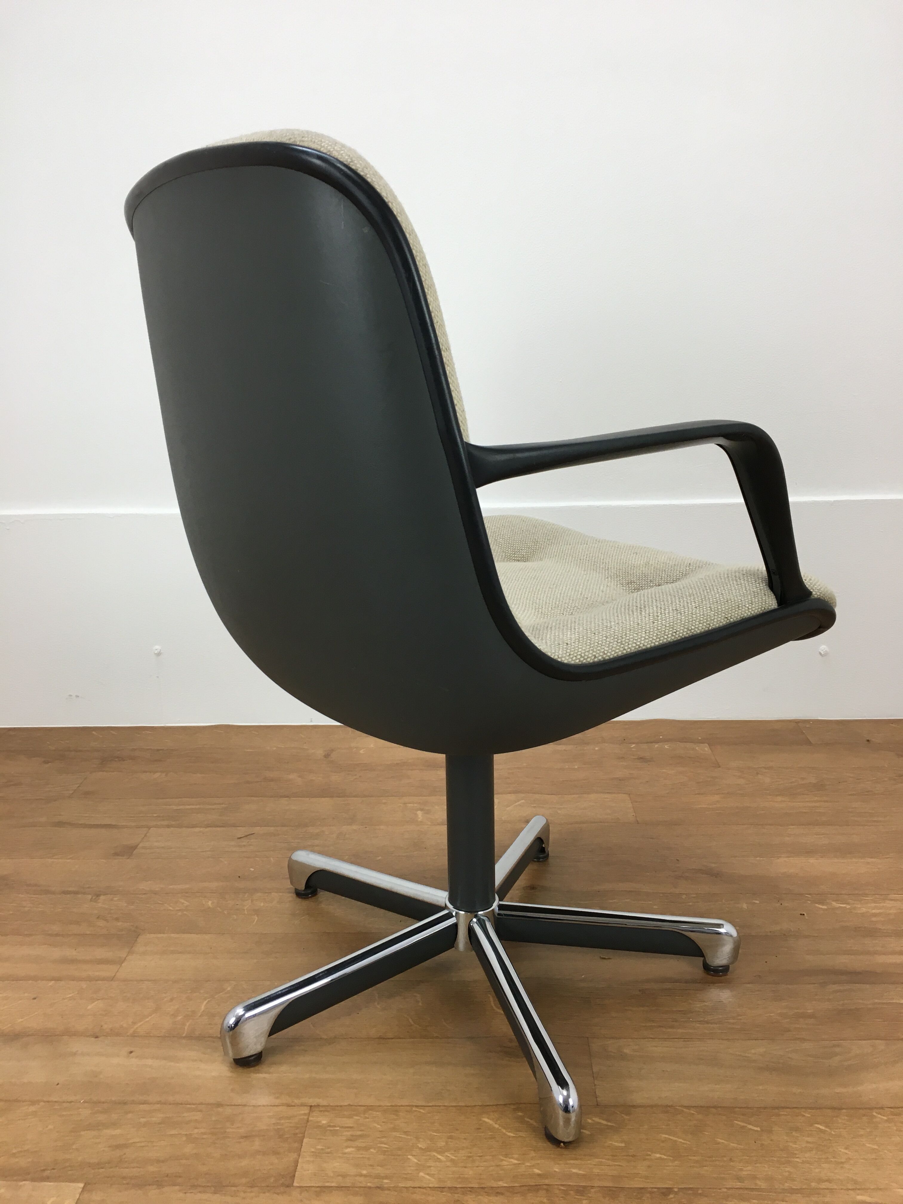 Fauteuil coque Strafor 451 par Randall Buck 1970 space age