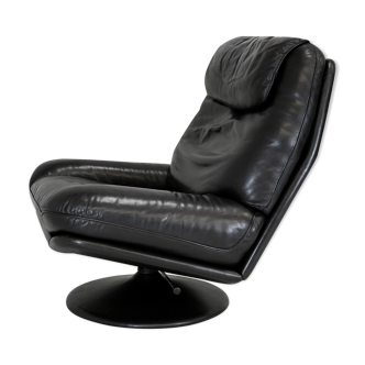 Black leather swivel armchair, Edition De Sede, Switzerland, circa 1980.