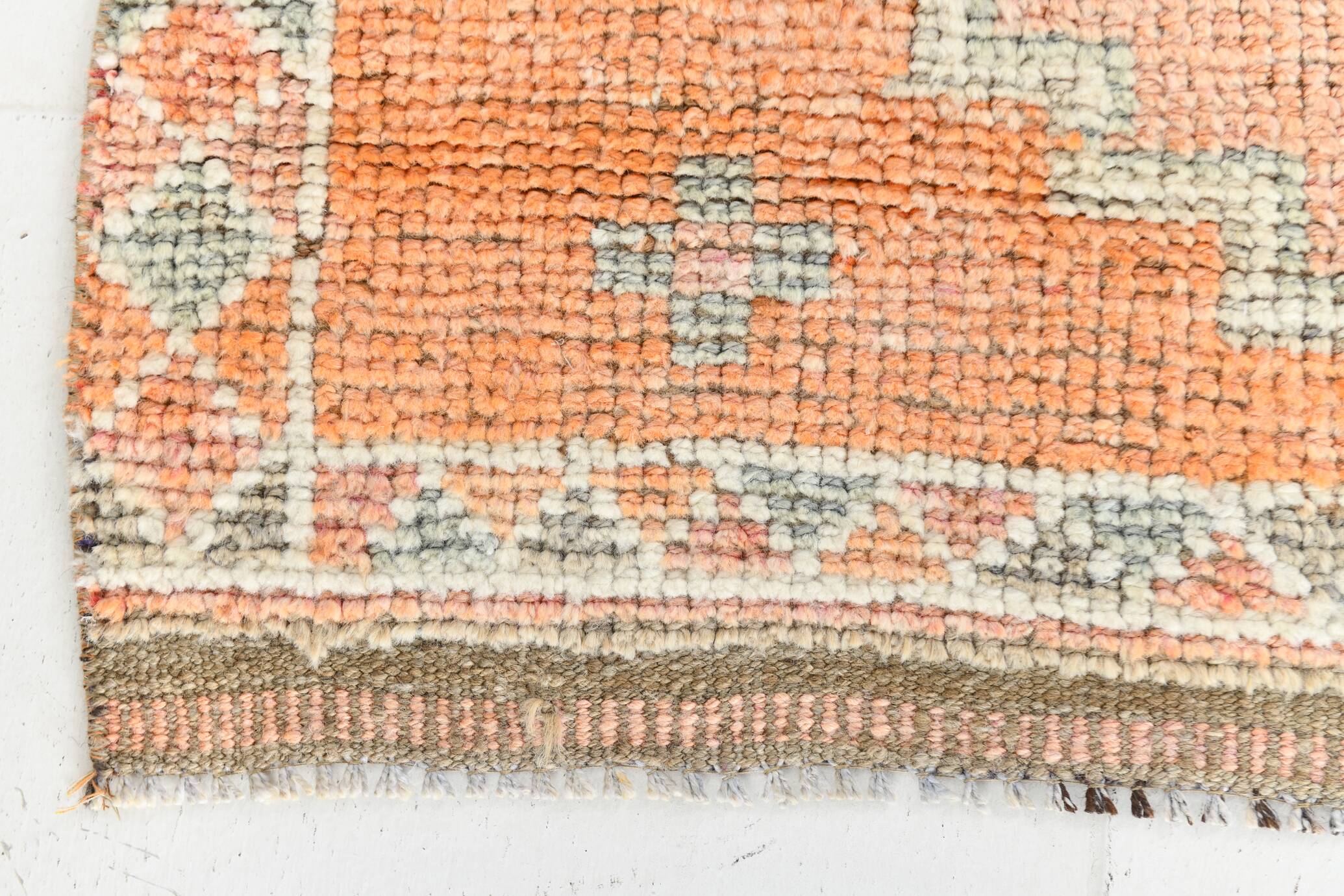 Tapis runner vintage anatolien, tons terre cuite, orange doux et gris clair
