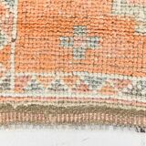 Tapis runner vintage anatolien, tons terre cuite, orange doux et gris clair