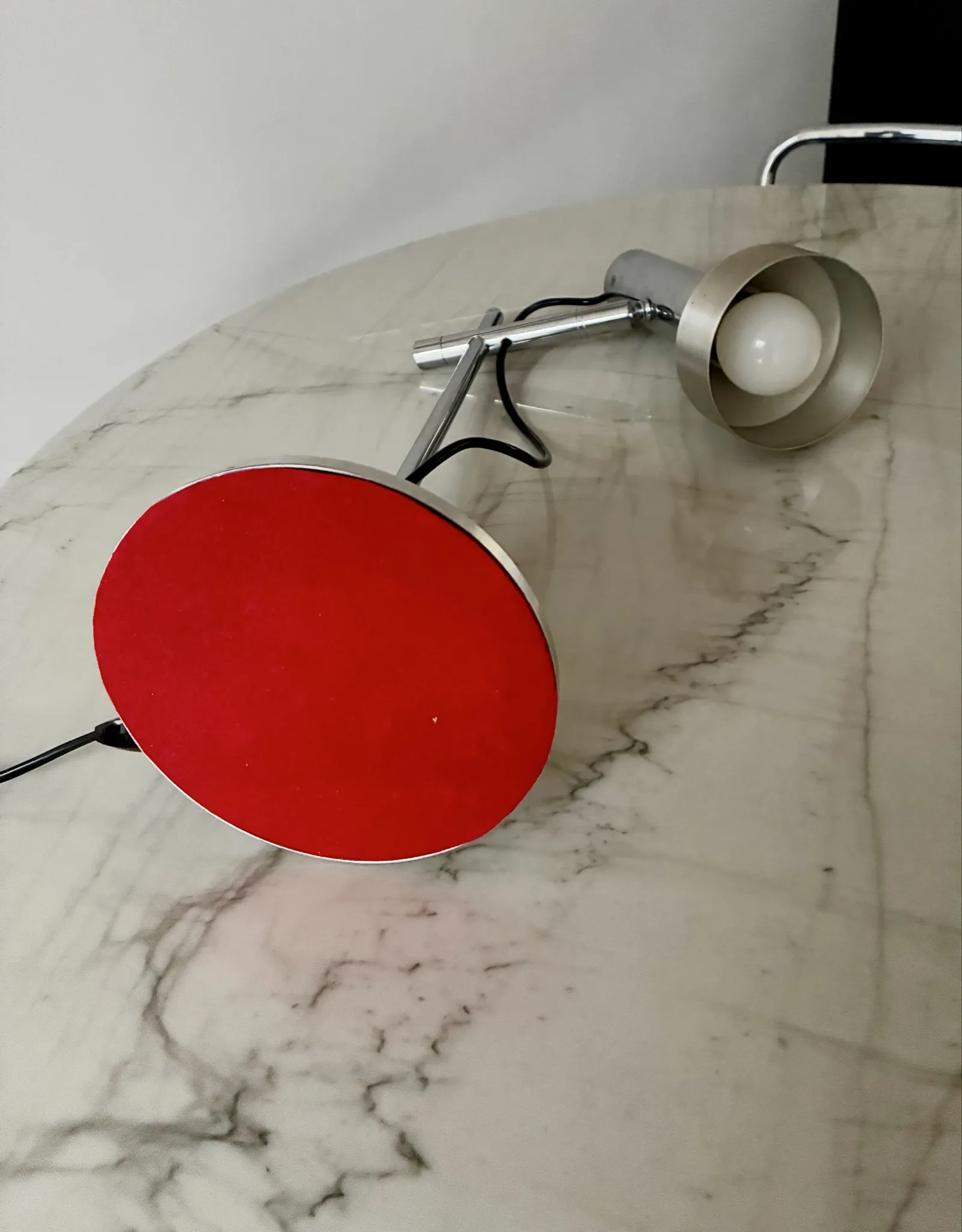 Very nice vintage 1970 articulated table lamp in good condition.