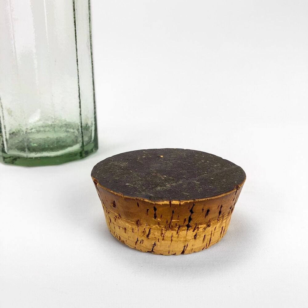 Bocaux anciens en verre moulé