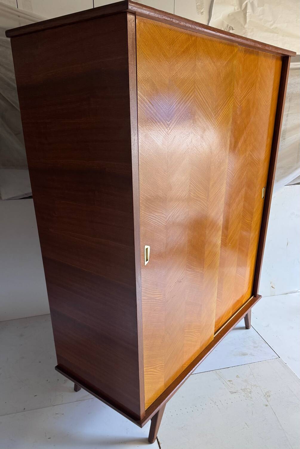 Armoire vintage à pieds compas