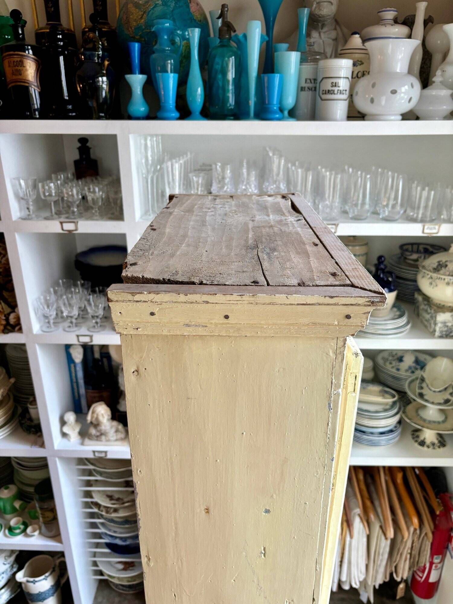 Standing man, cabinet with 1 door, 3 shelves in beige wood
