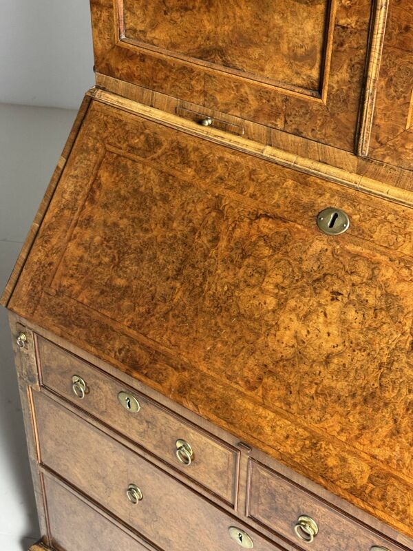 Bureau-bibliothèque en loupe de noyer, XIXe siècle