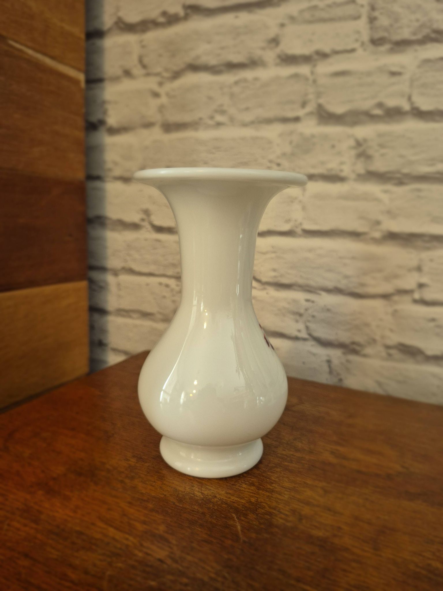Vase trompette en opaline blanche fleuri vintage