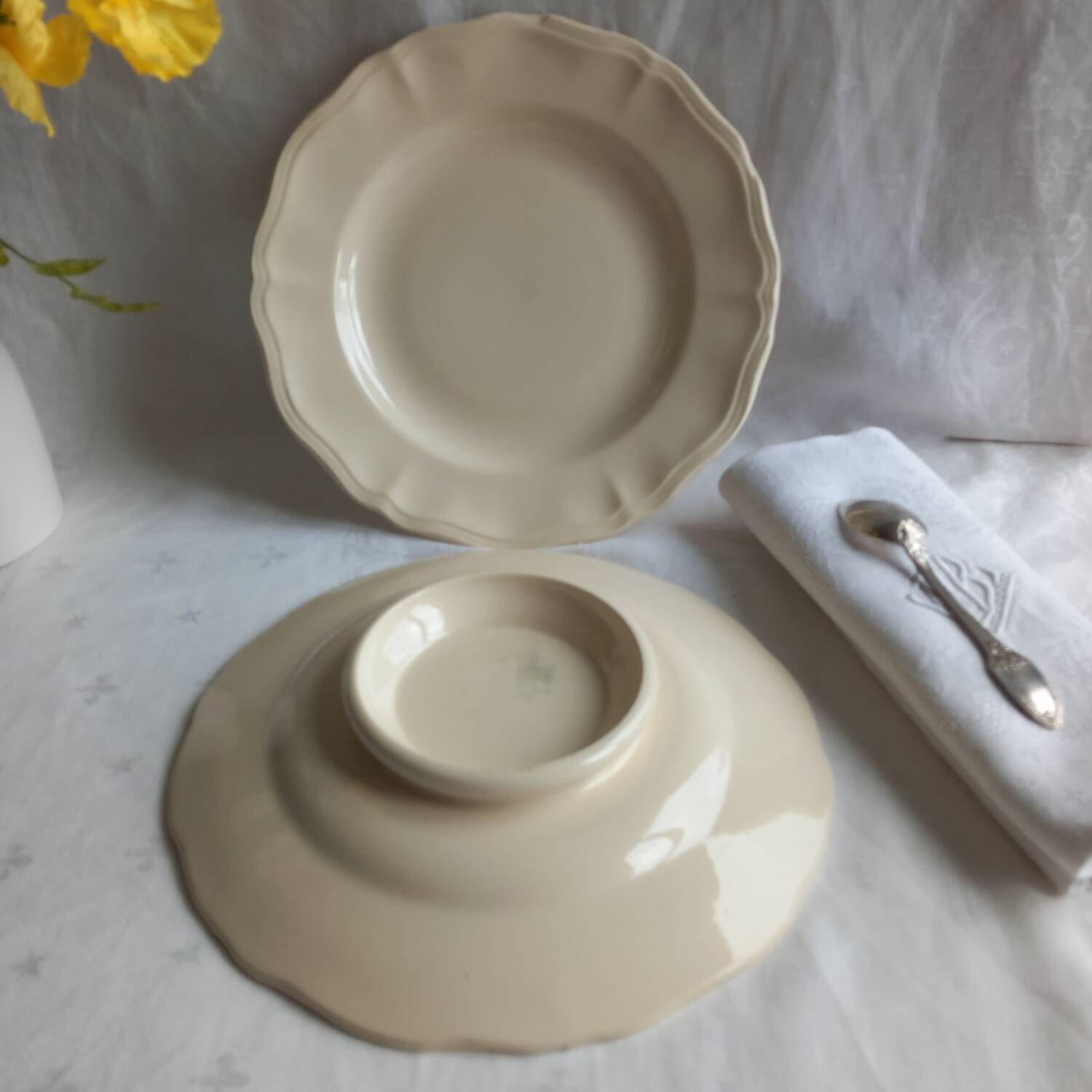 2 plates on Sarreguemines pedestal