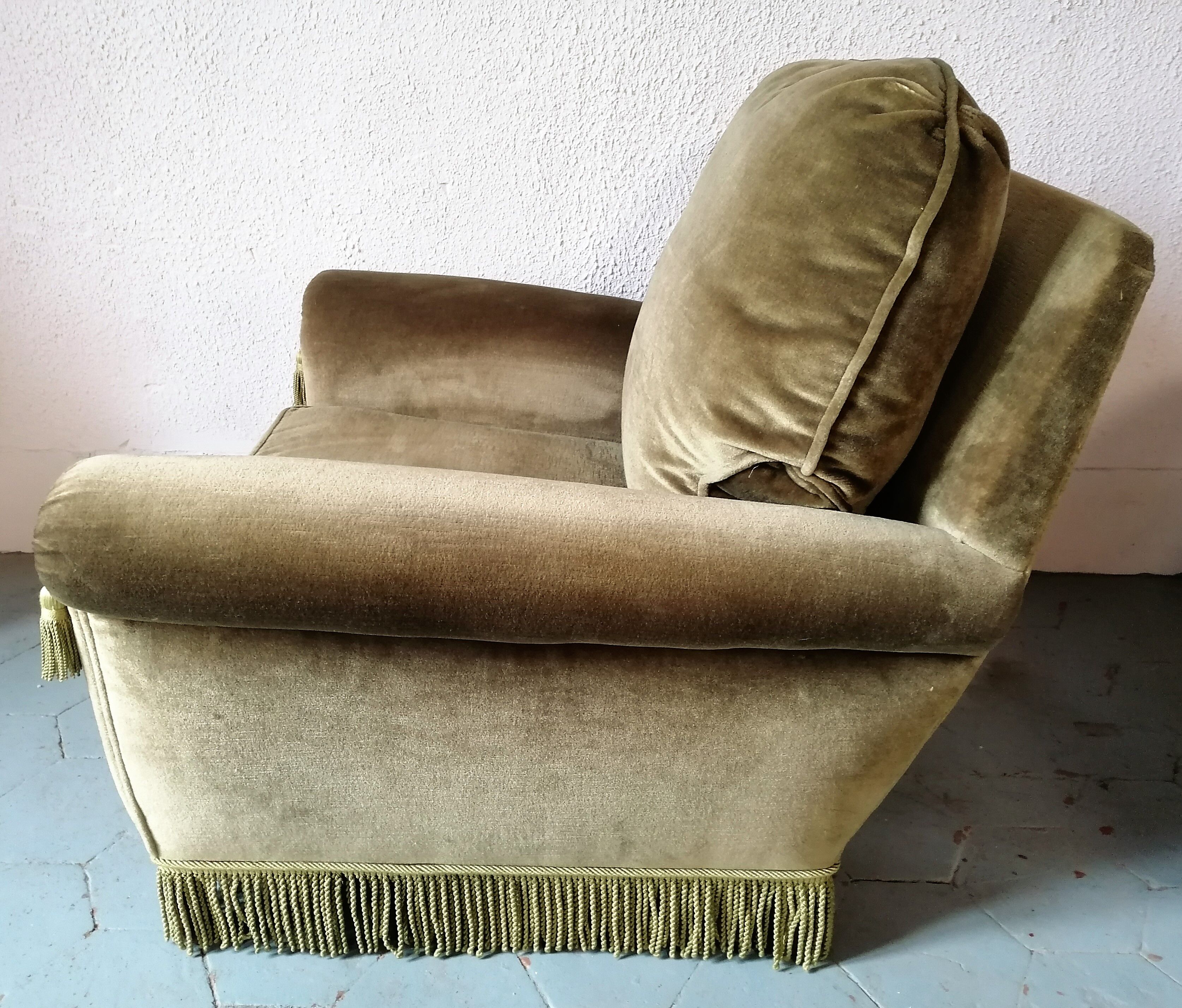 Paire de fauteuils en velours "Jean Roche "