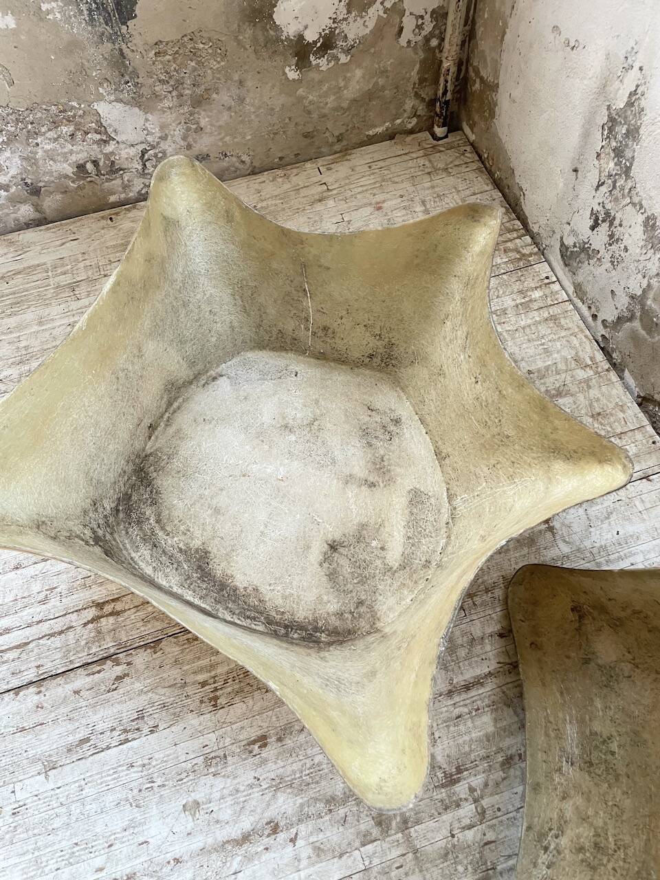 Set of 2 free-form fiberglass planters