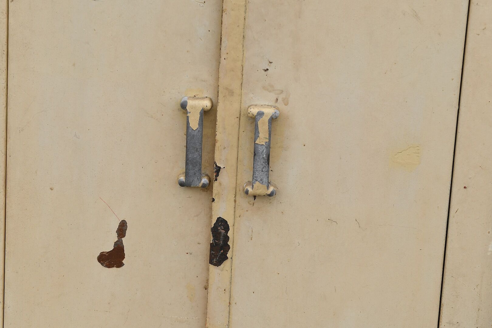 Strong wardrobe in cream-last metal