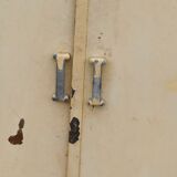 Strong wardrobe in cream-last metal