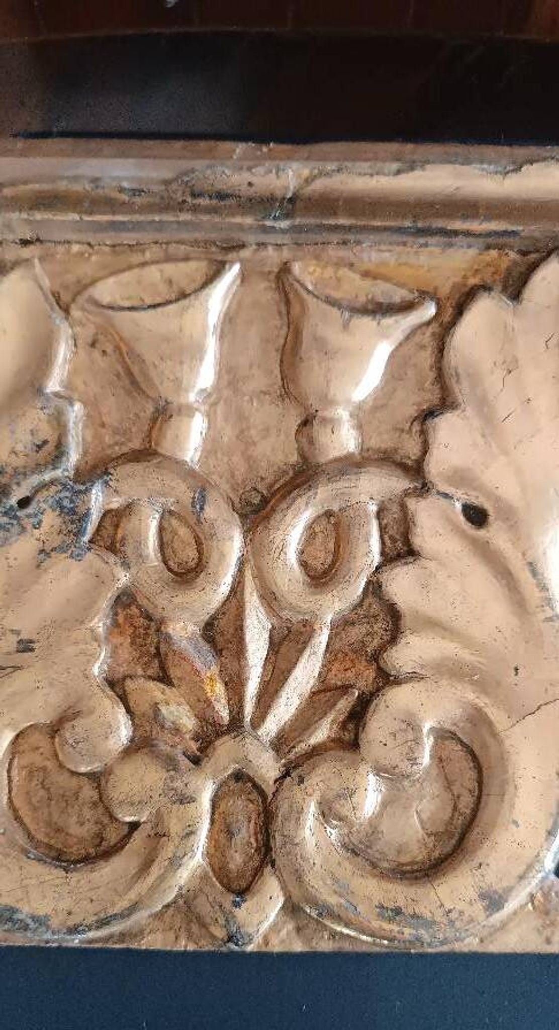 Paire d'anciennes frises en bois sculpté et doré