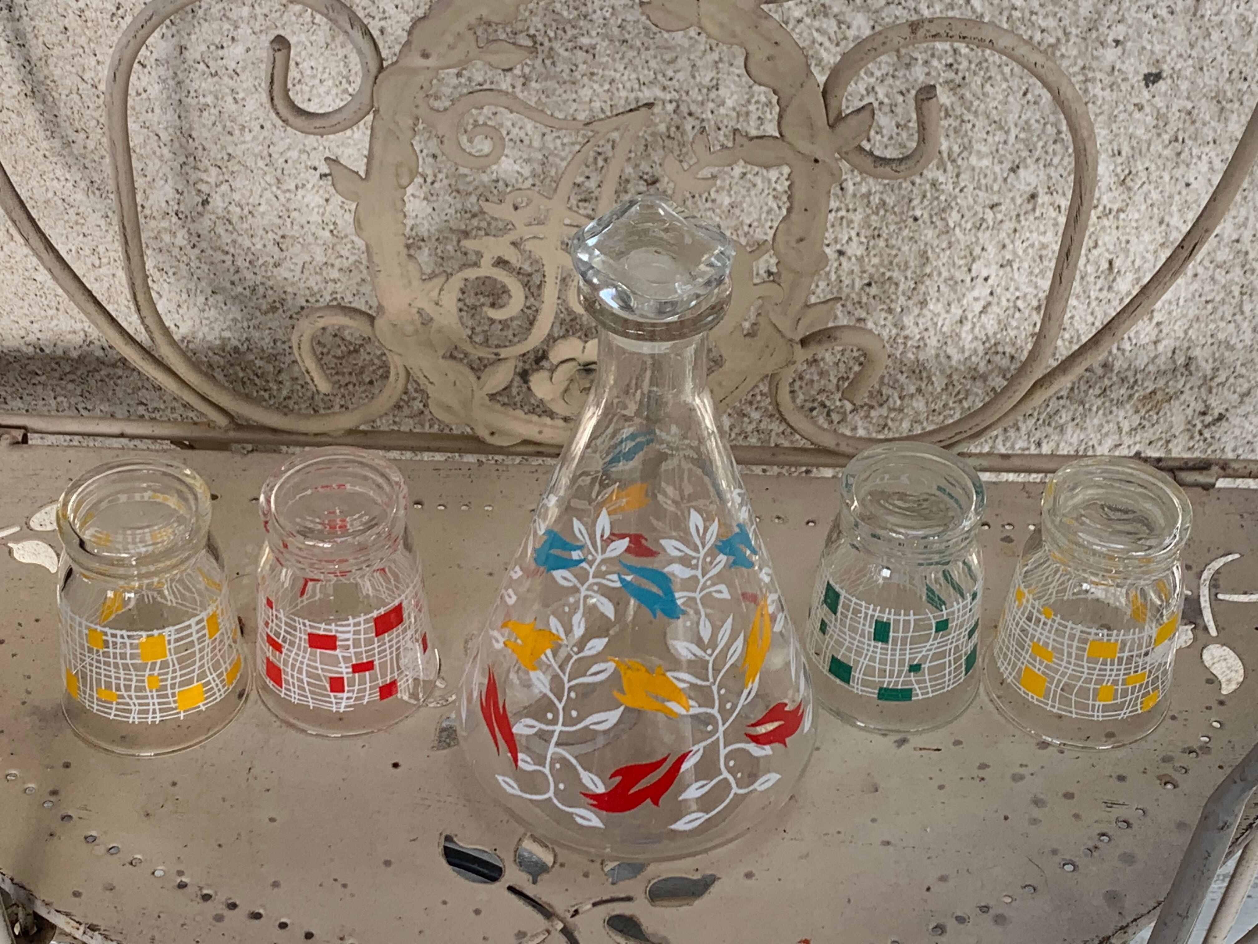 Carafe and 4 glasses with design and vintage patterns 1950/60