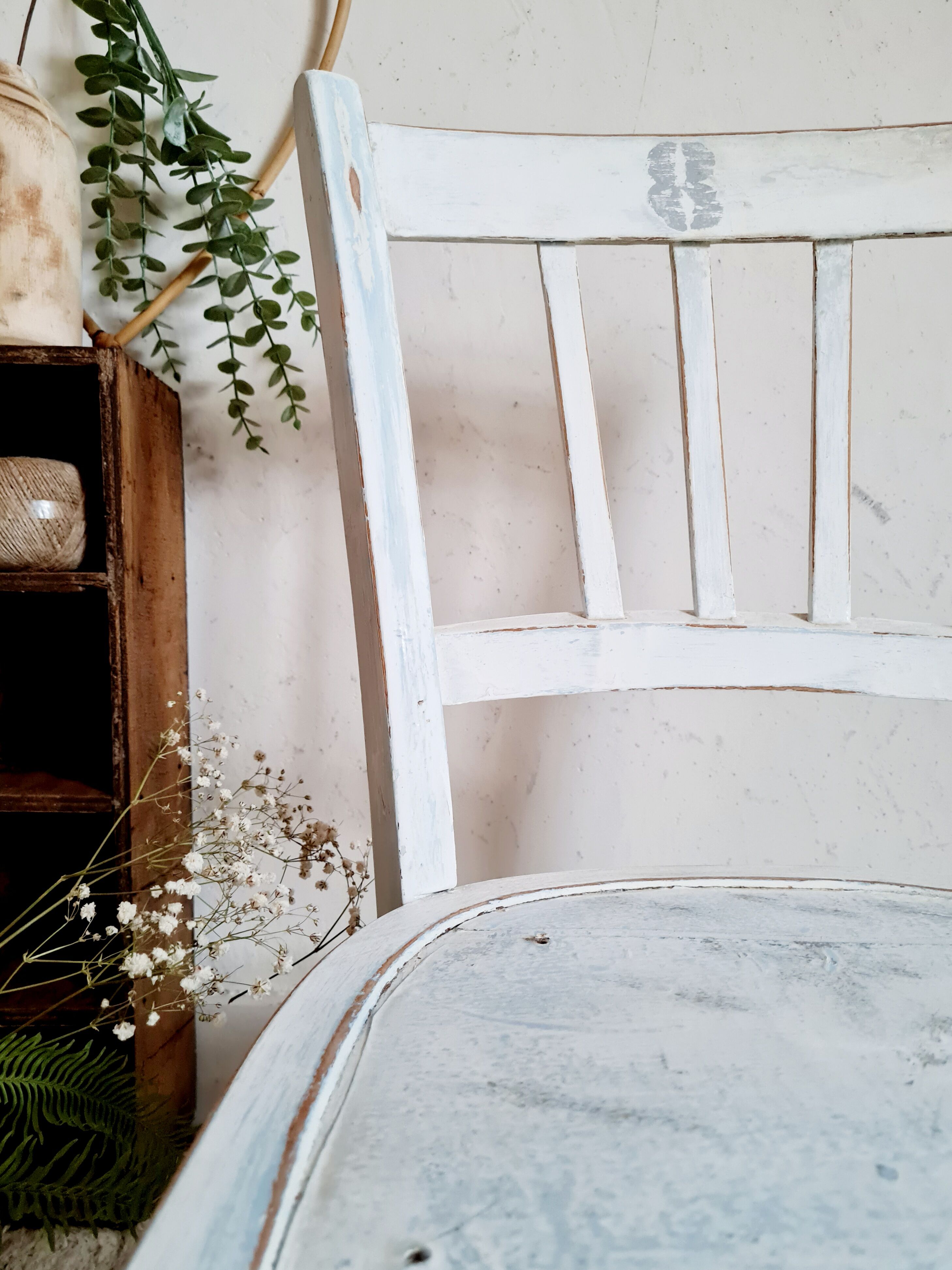 Chaise bistrot en bois ancienne patine blanche