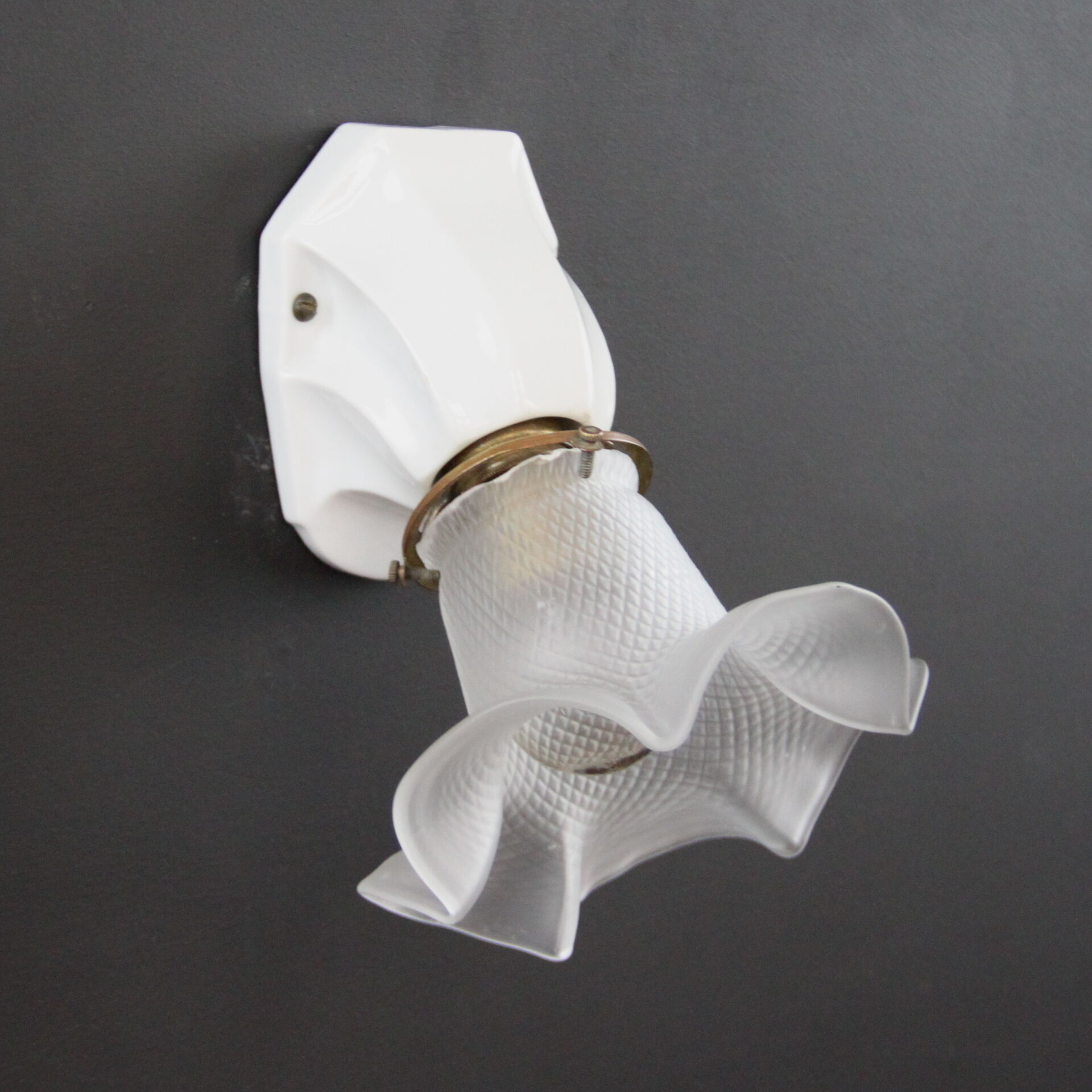 Applique murale en porcelaine, verre tulipe ancien art déco