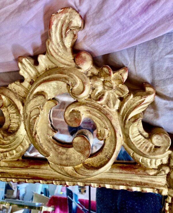 Miroir en bois sculpté et doré a la feuille glace au Mercure, Louis XV XVIIIème