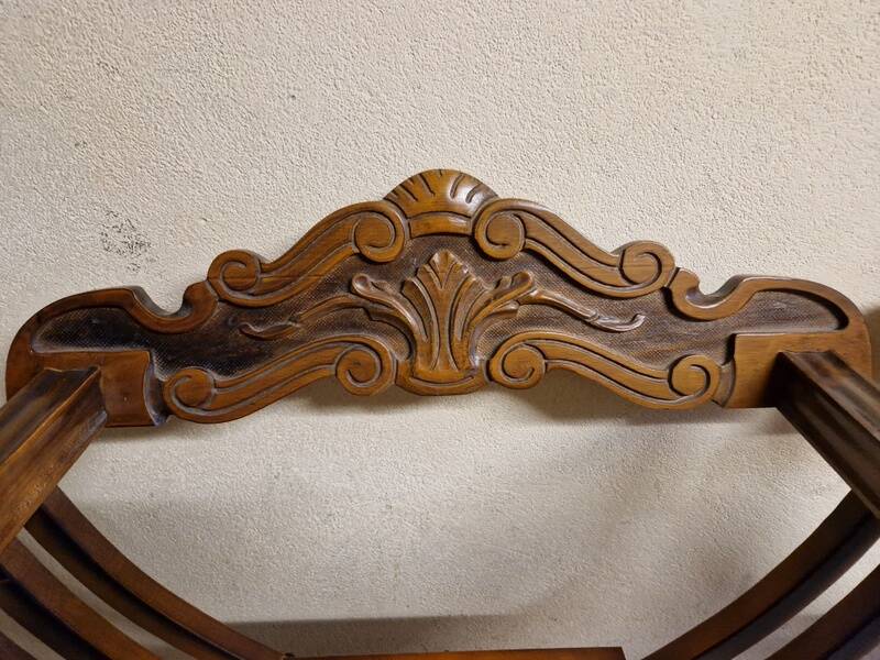 Pair of curule chairs known as Savonarole chairs - In carved wood