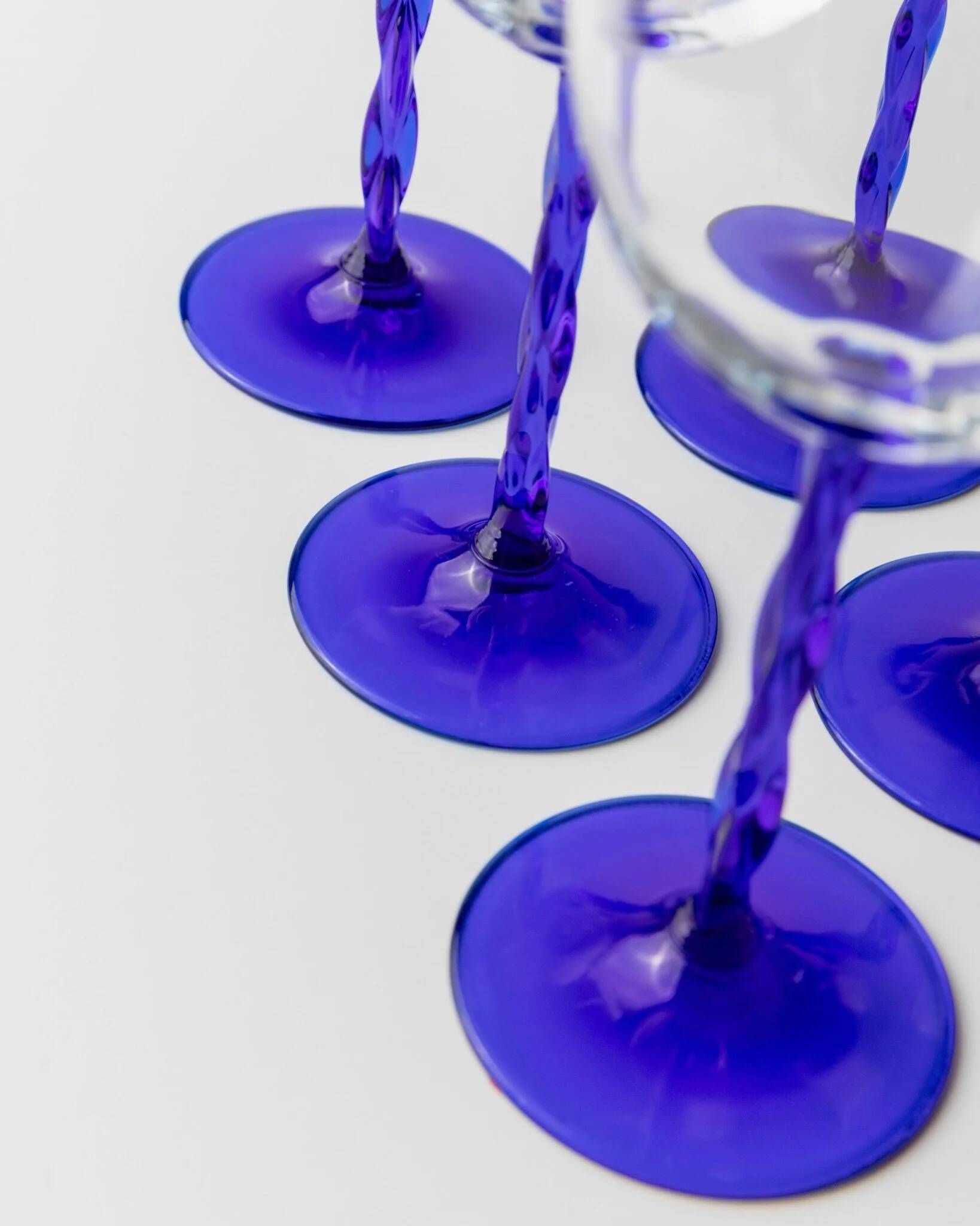 Six cobalt blue Murano glass wine glasses with twisted stems, 1970s Italy, elegant clear bowls