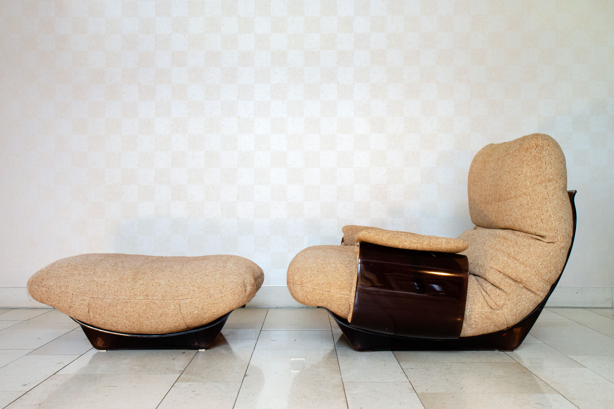 Armchair and its ottoman Safi/Marsala by Michel Ducaroy, edition Ligne Roset 1970
