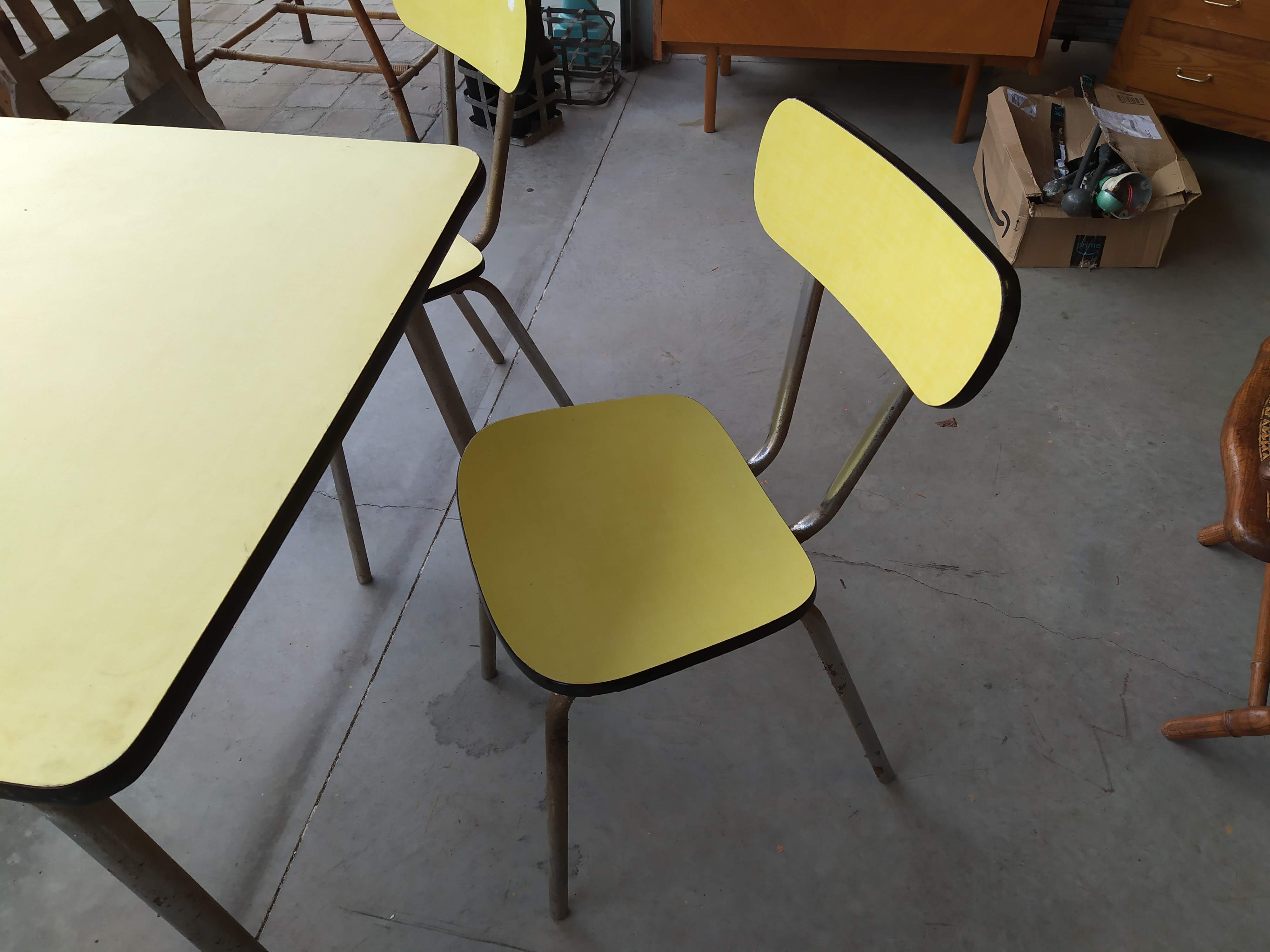 Table and chairs in 50s formica