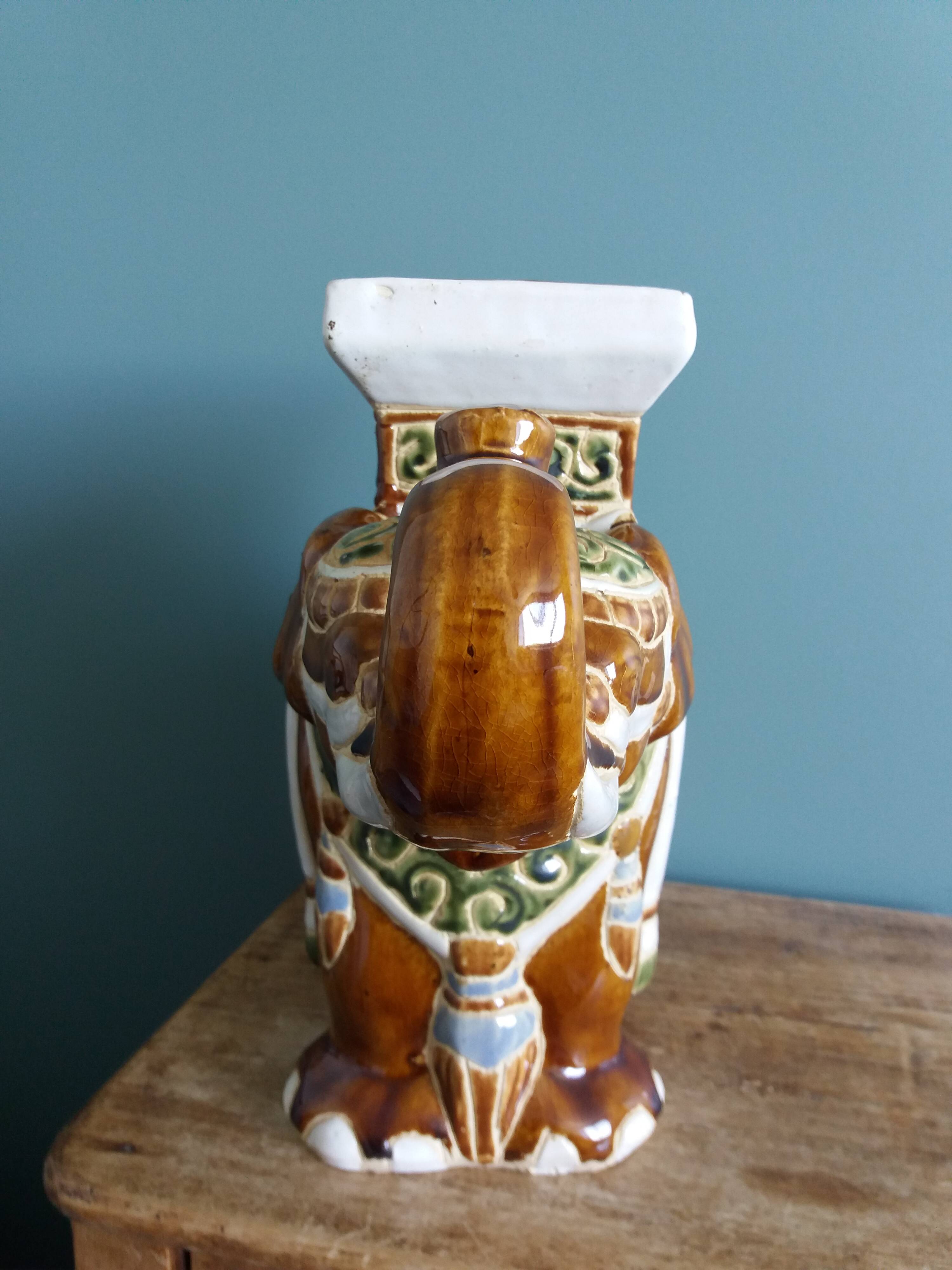 Éléphant porte-plante en céramique
