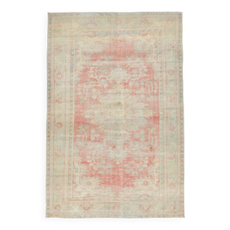 Tapis vintage rouge pâle et beige