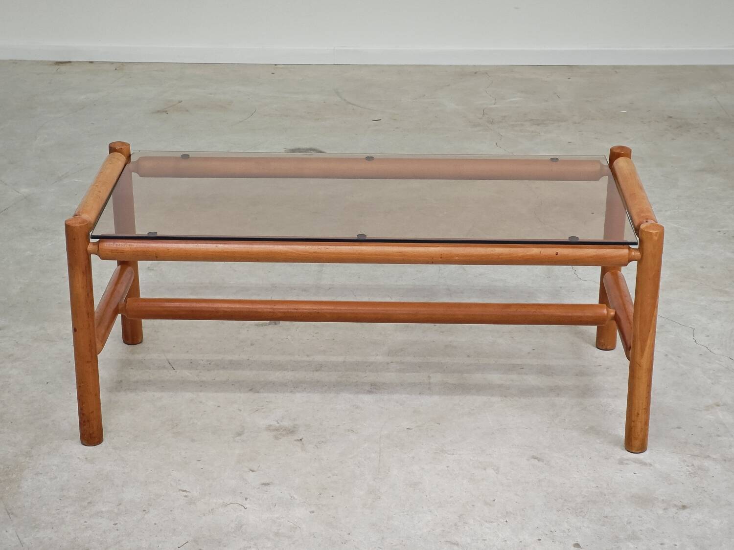 Table basse style chalet bois massif et verre  République Tchèque 1970