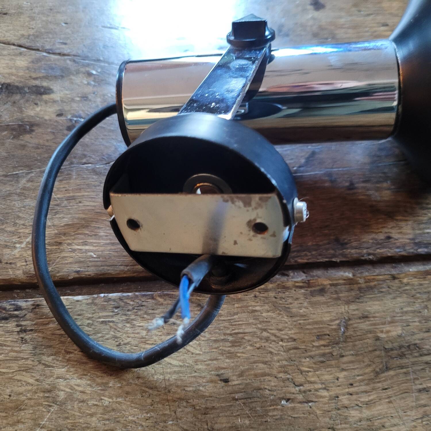 Spot mural orientable en métal chromé et aluminium noir