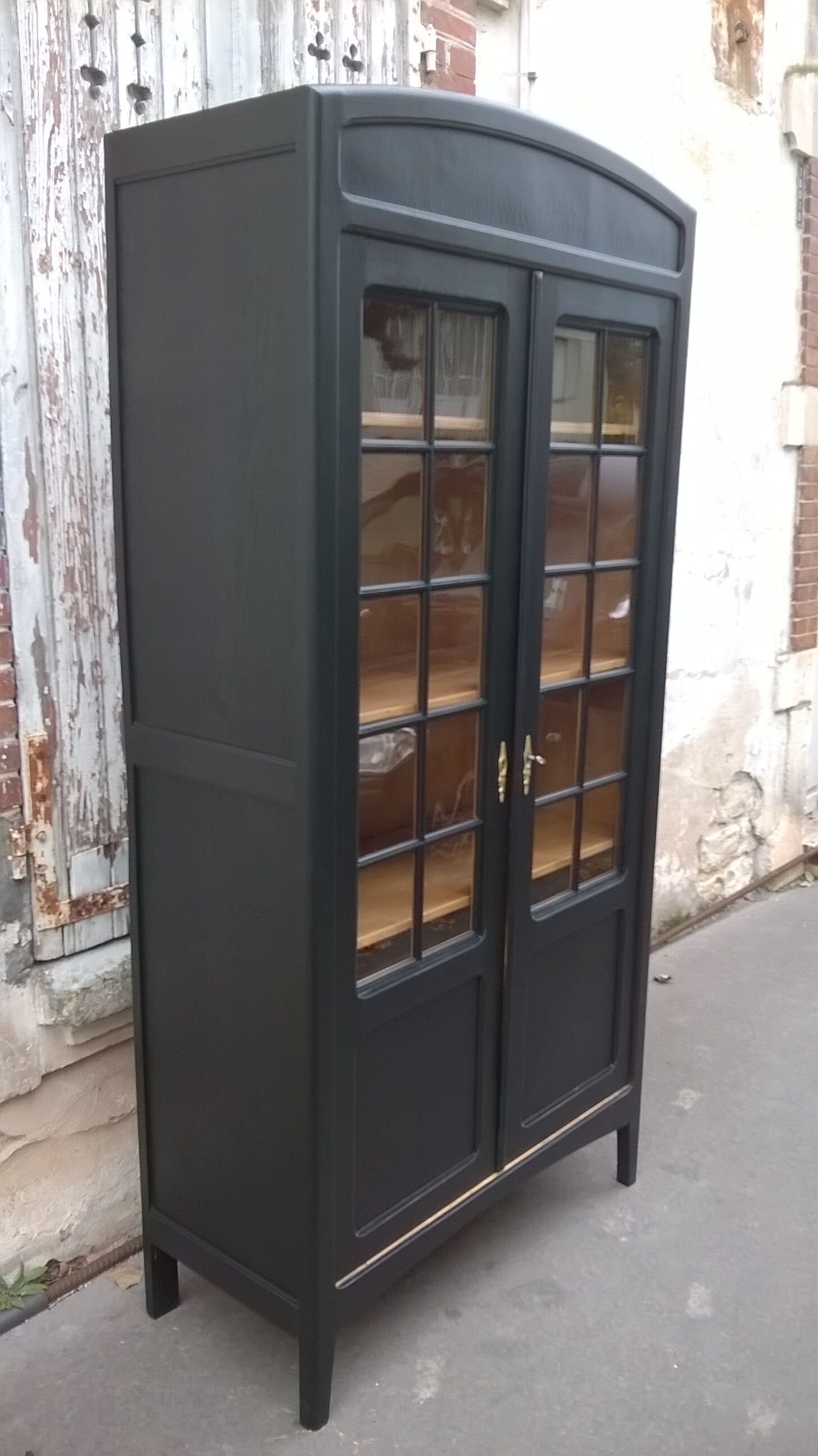 Parisian showcase cabinet