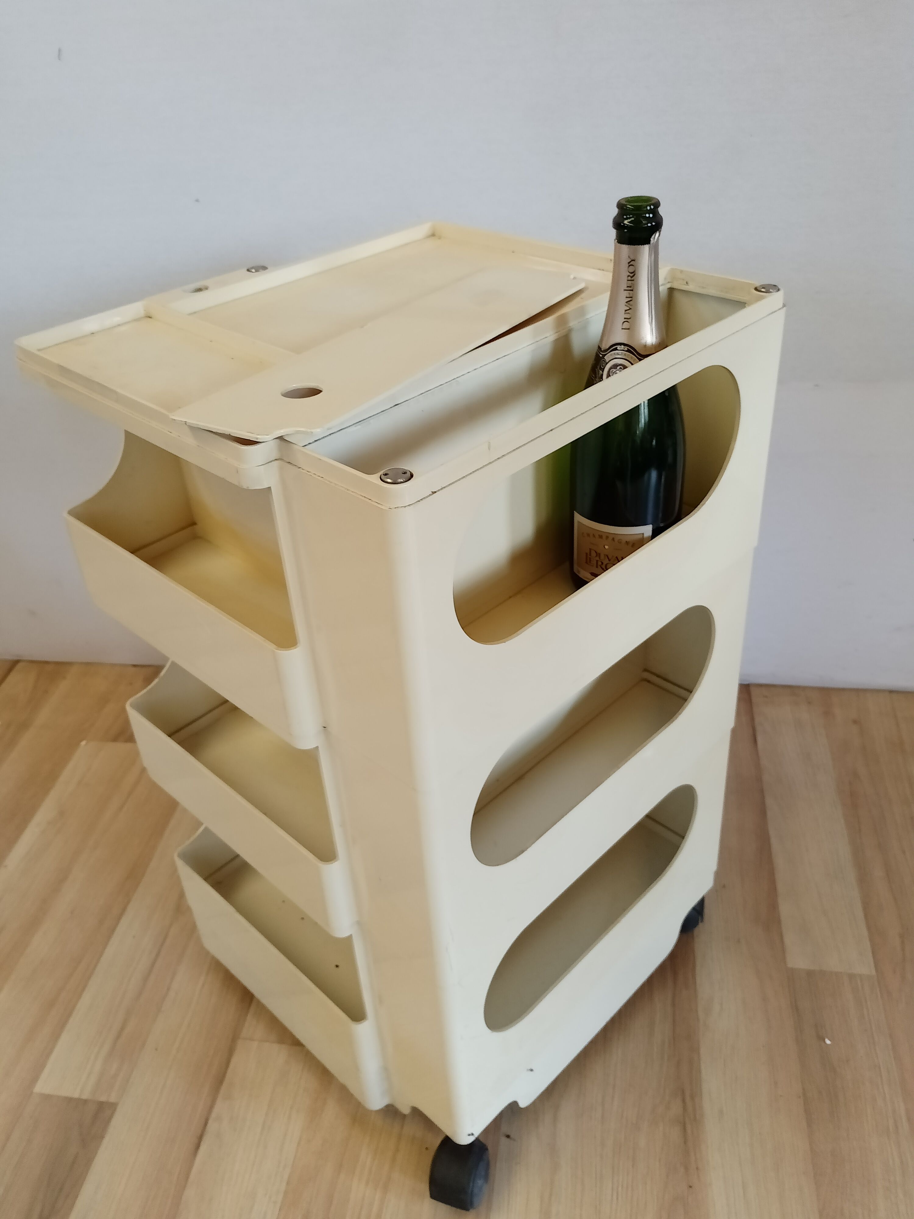 Service "Boby" design Joe Colombo