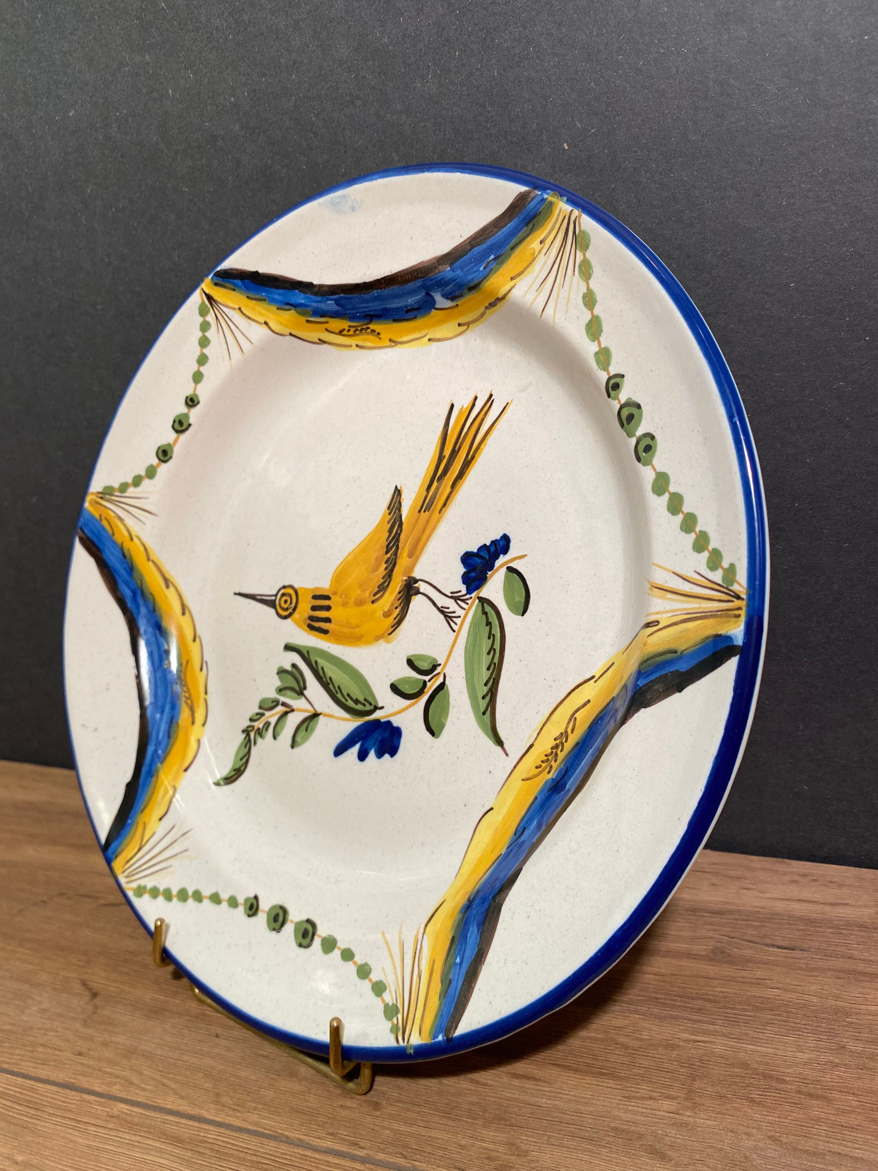 Grand plat en faïence signée à décor d'oiseau