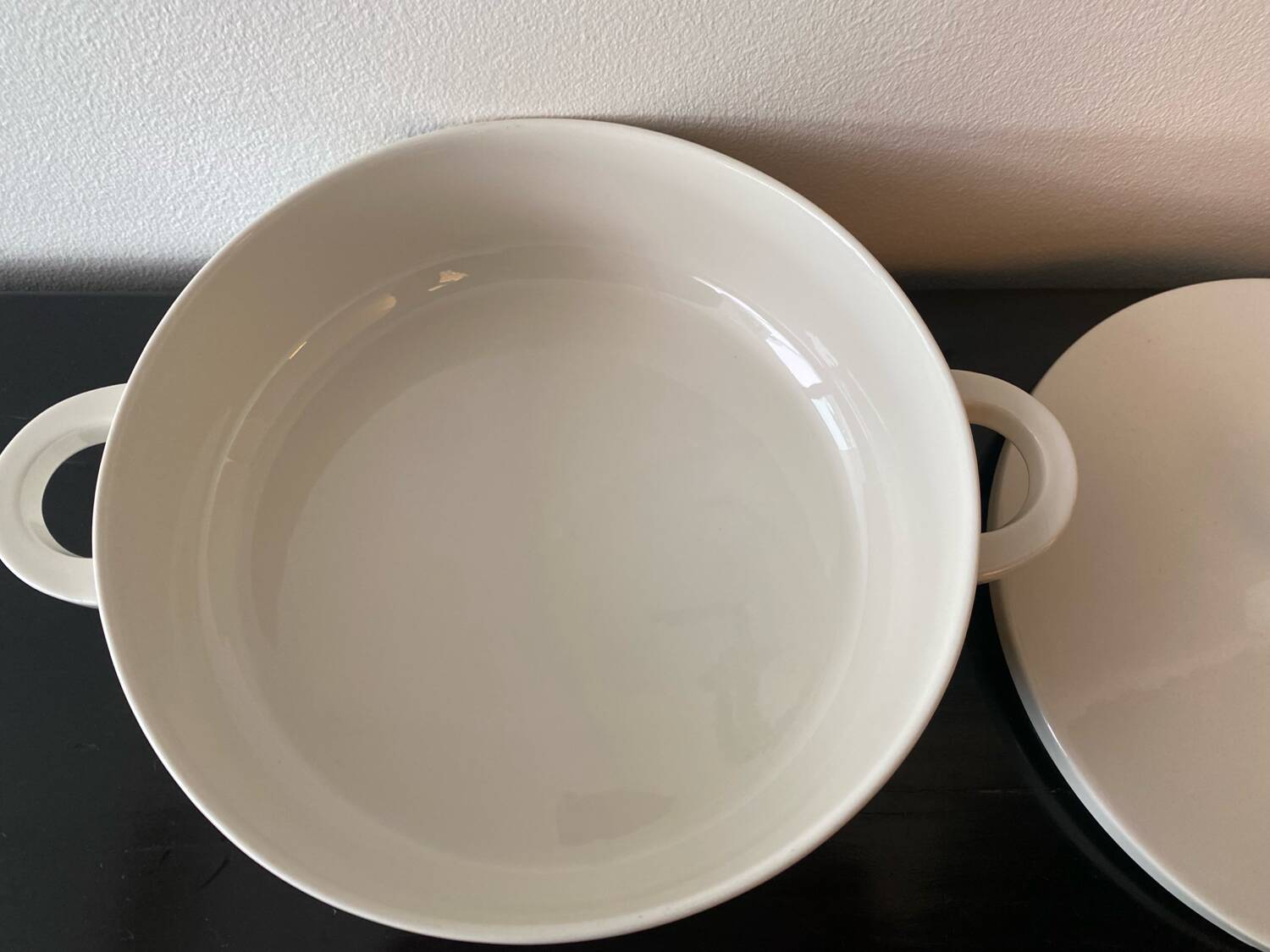 Large vegetable dish, salad bowl, soup tureen Model Cadiz from Villeroy & Boch.