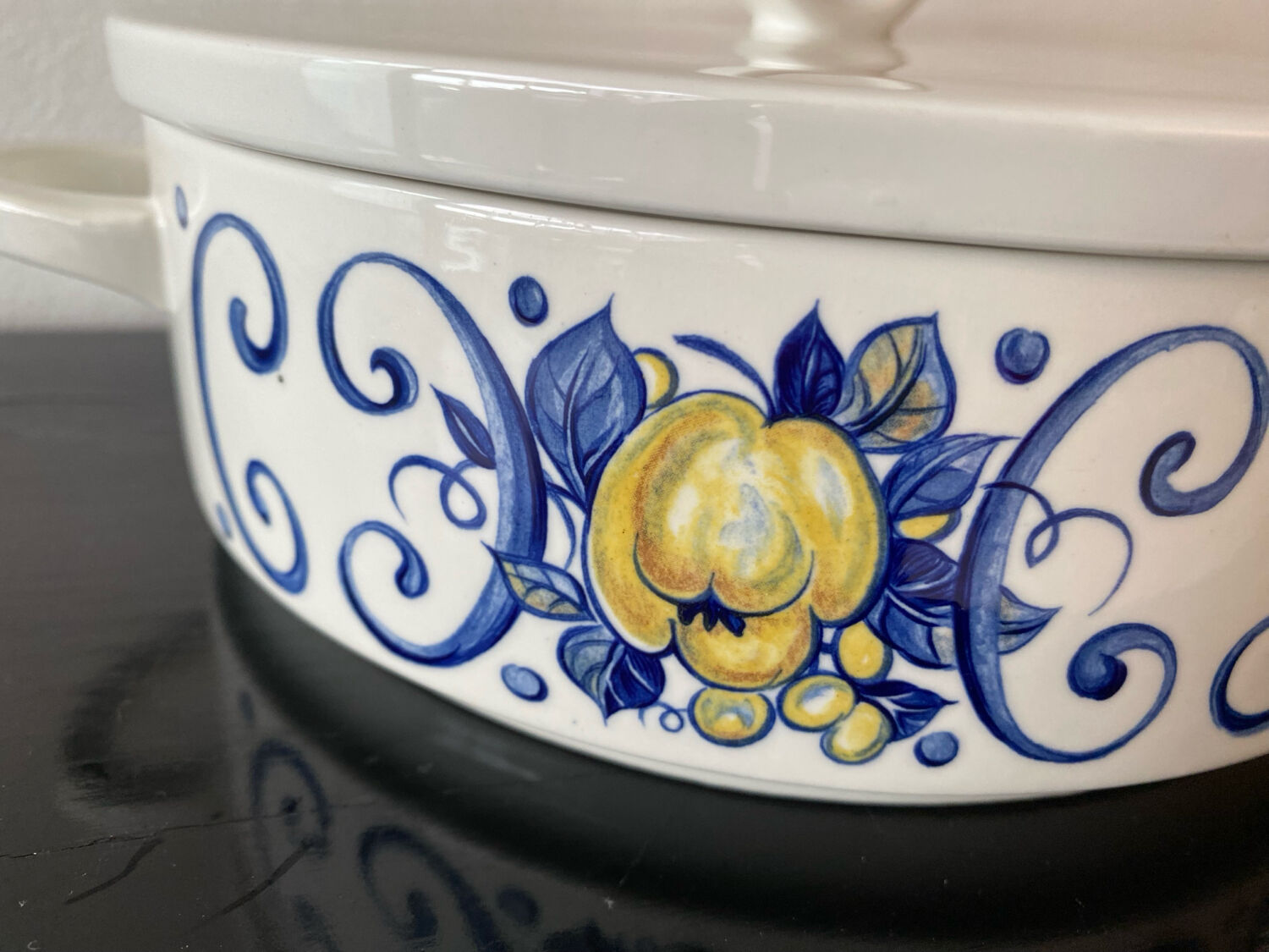 Large vegetable dish, salad bowl, soup tureen Model Cadiz from Villeroy & Boch.