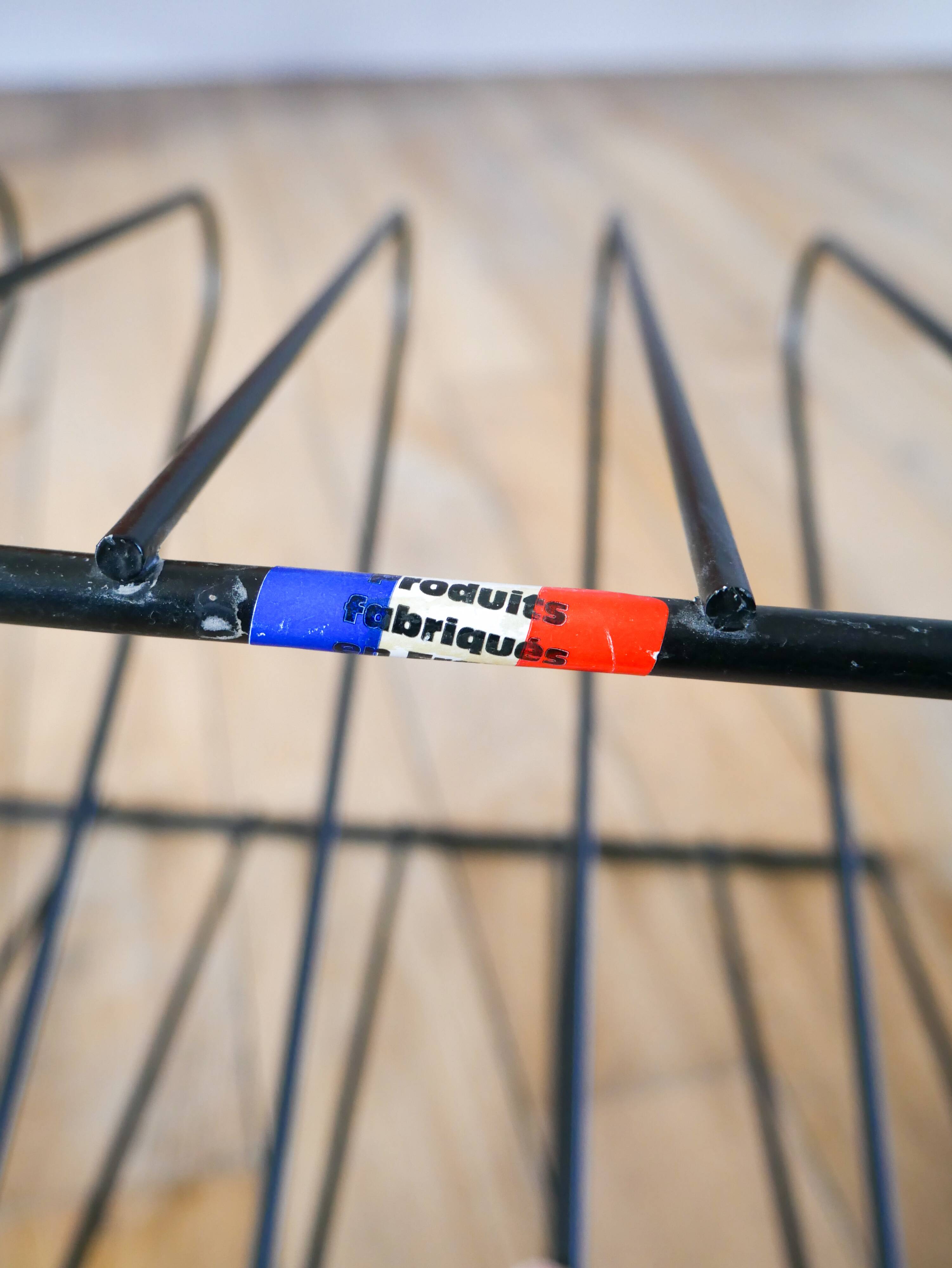 Black metal magazine rack Design attributed to François Arnal for Atelier A Made in France 1970