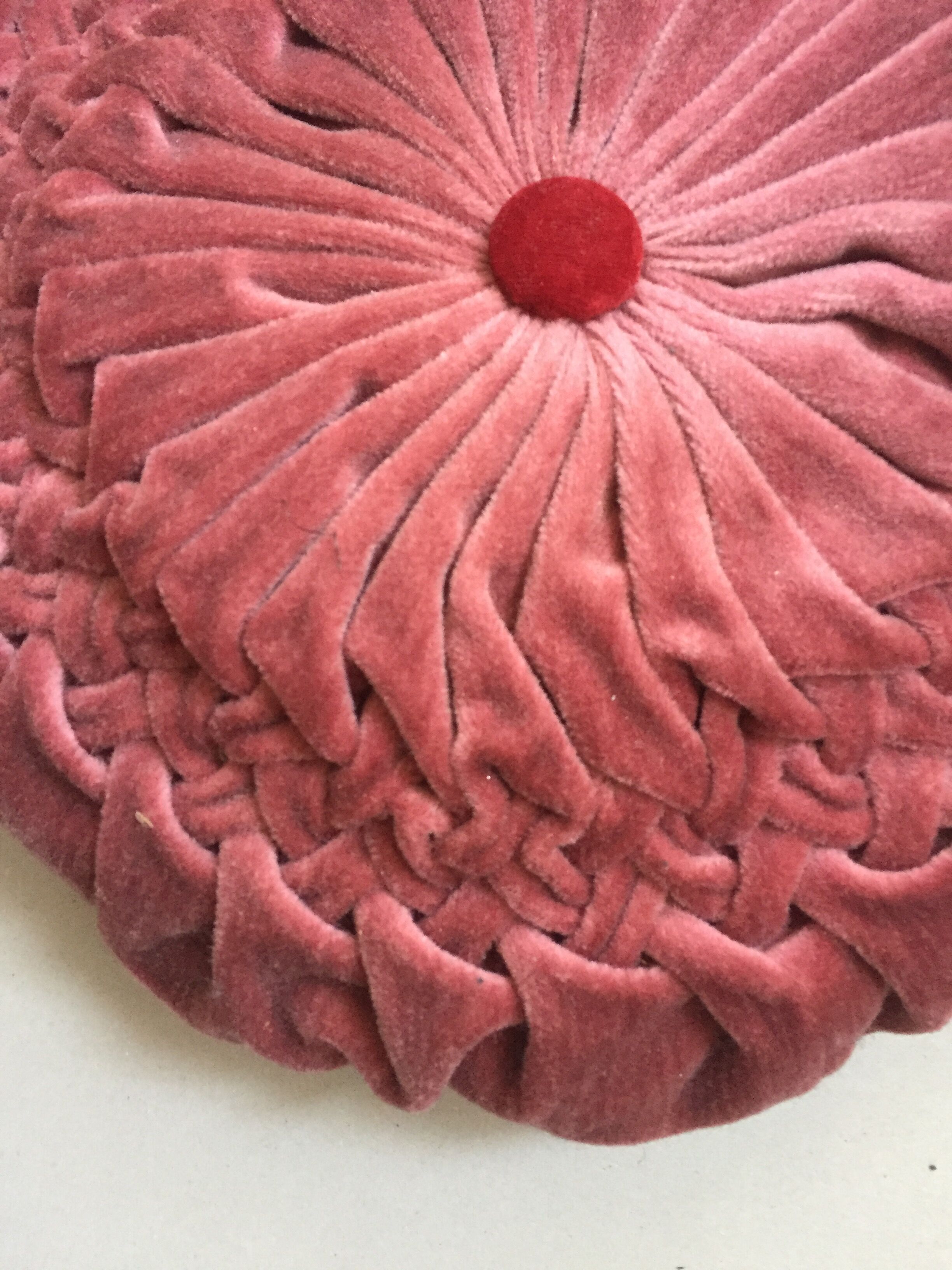 Coussin rond en velours plissé