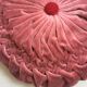 Coussin rond en velours plissé