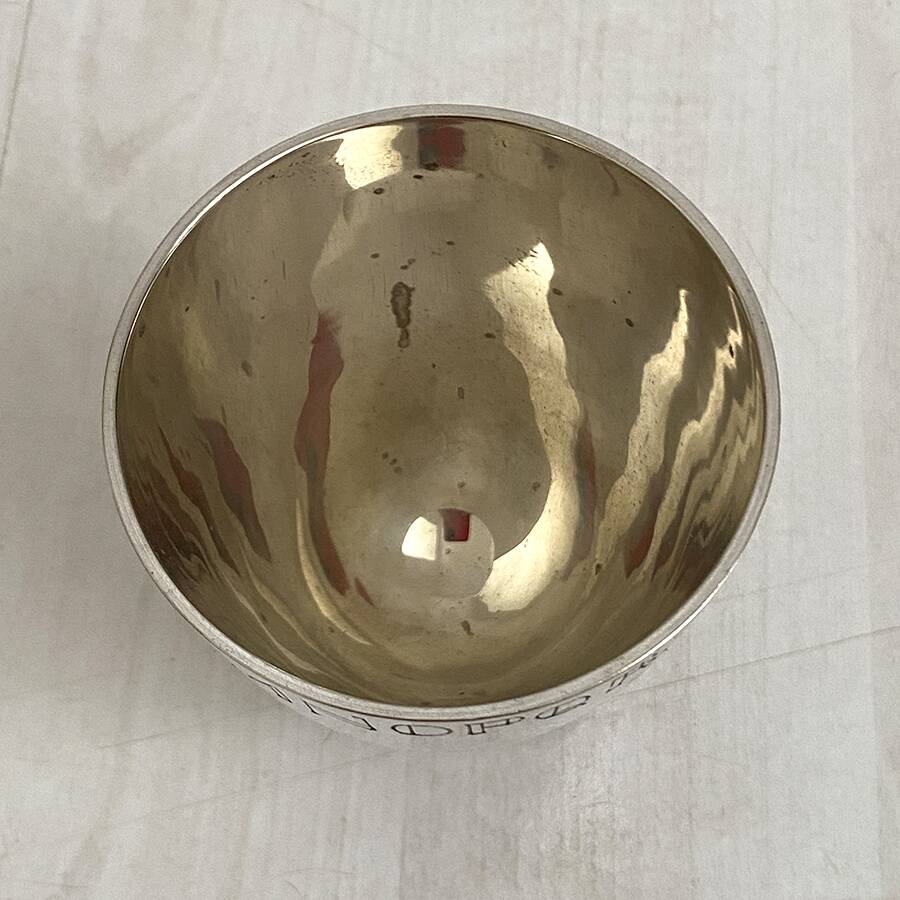Art Deco tumbler in silver metal with alphabetical decoration
