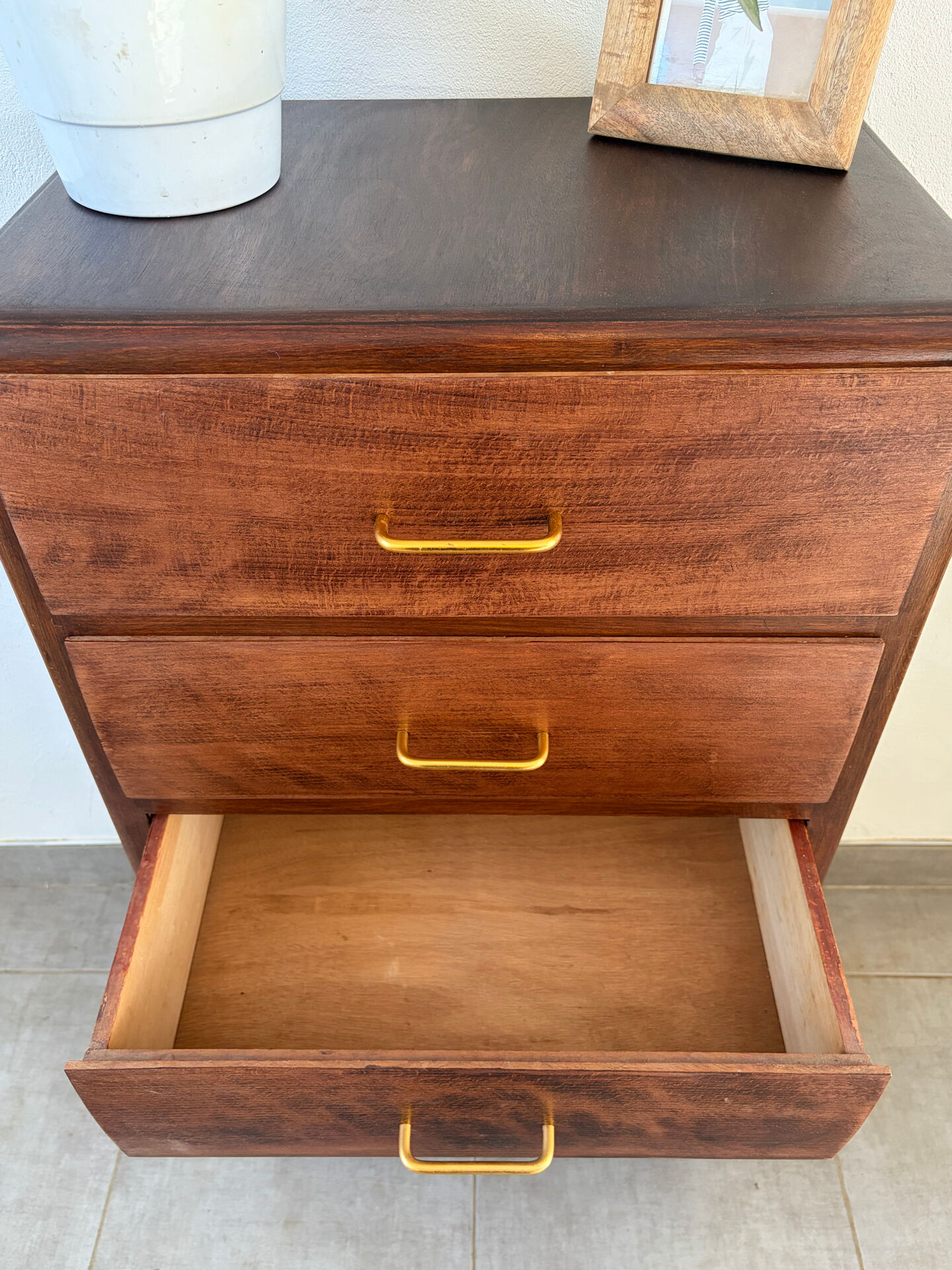 Vintage chest of drawers/commode from the 1960s.