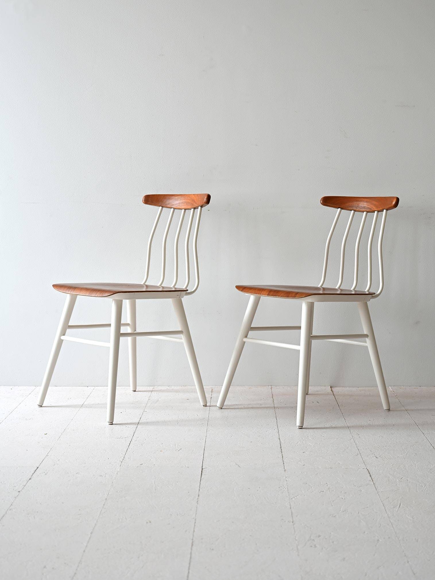 Paire de chaises en bois nordiques