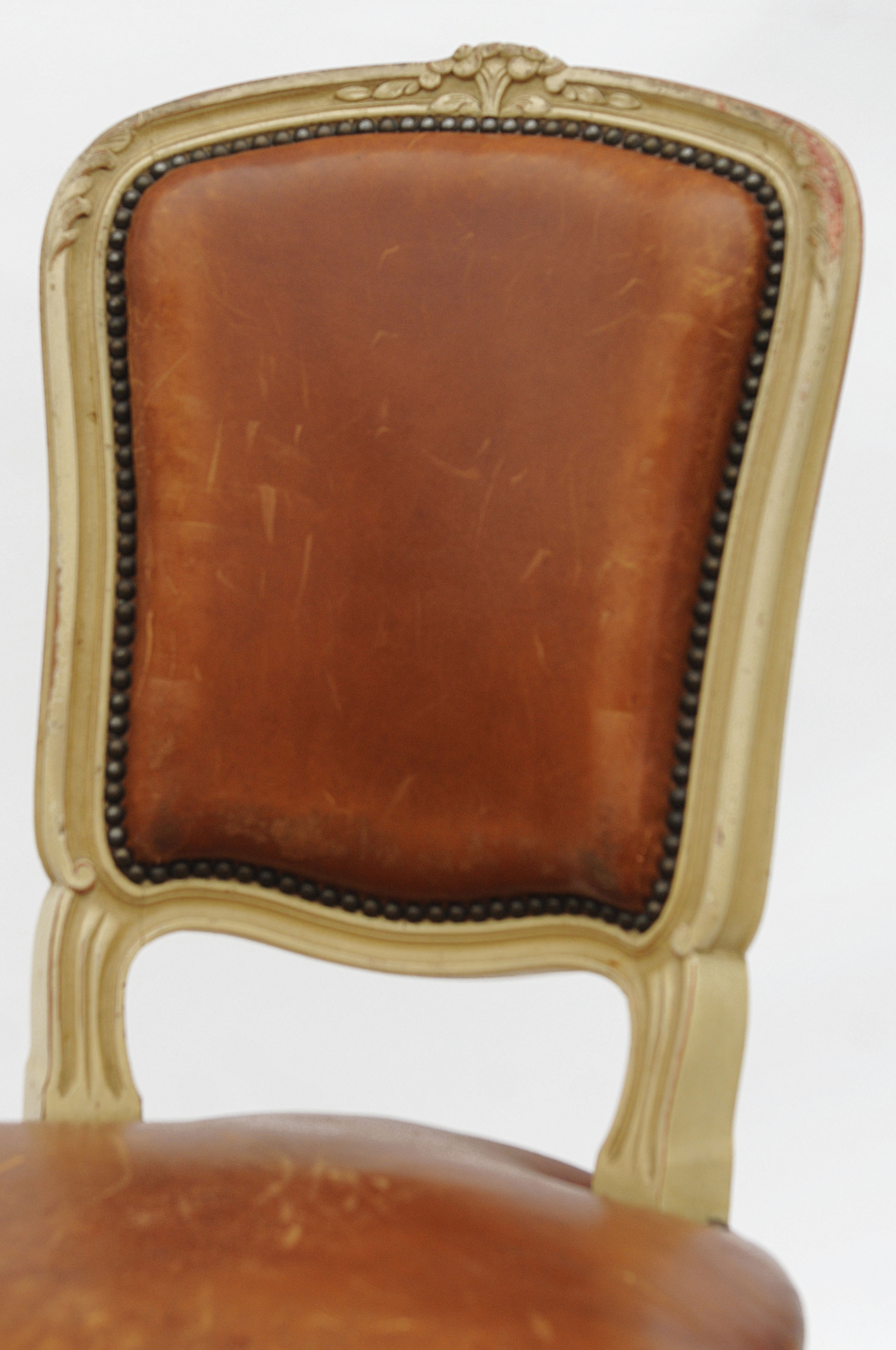 Série de 4 chaises cuir marron de style Louis XV