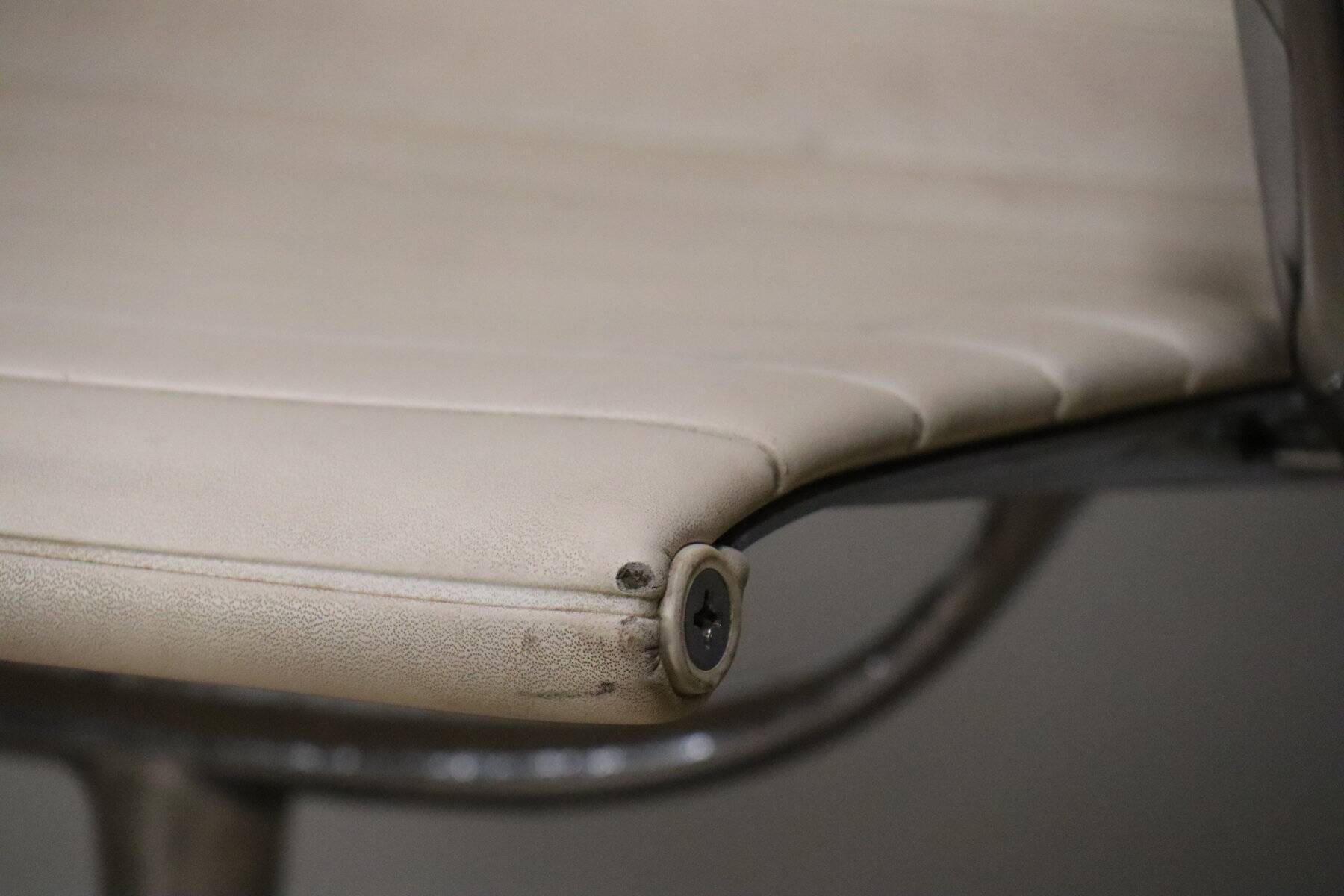 Fauteuil EA 108 en cuir – Charles & Ray Eames – Herman Miller – 1960