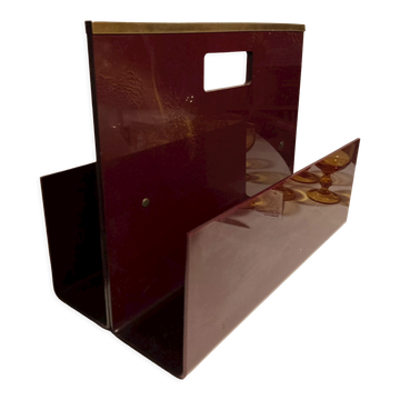 Produit BHV Porte revues Michel Dumas en lucite bordeaux et or