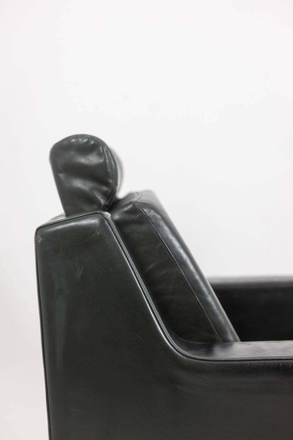Airborne. Paire de fauteuils en cuir vert. Années 1950.