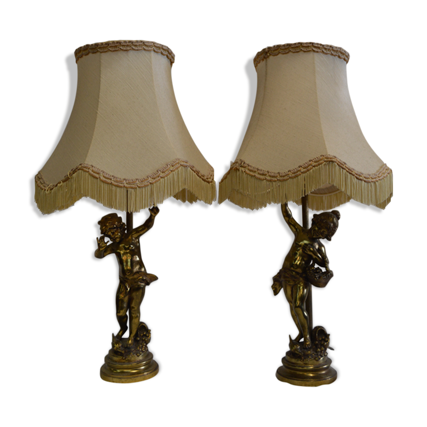 Table lamps with love in golden regulation